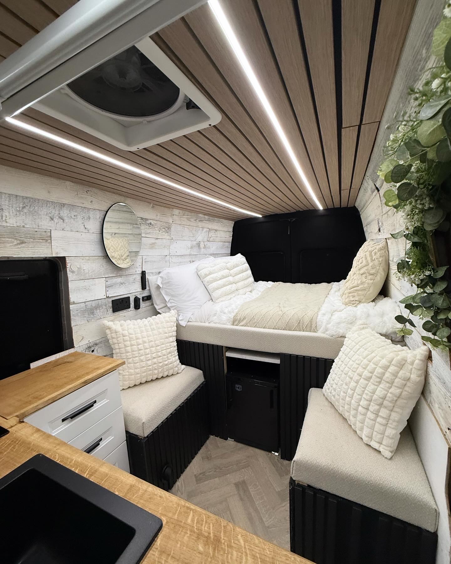 2006 automatic Mercedes Sprinter - Image 3