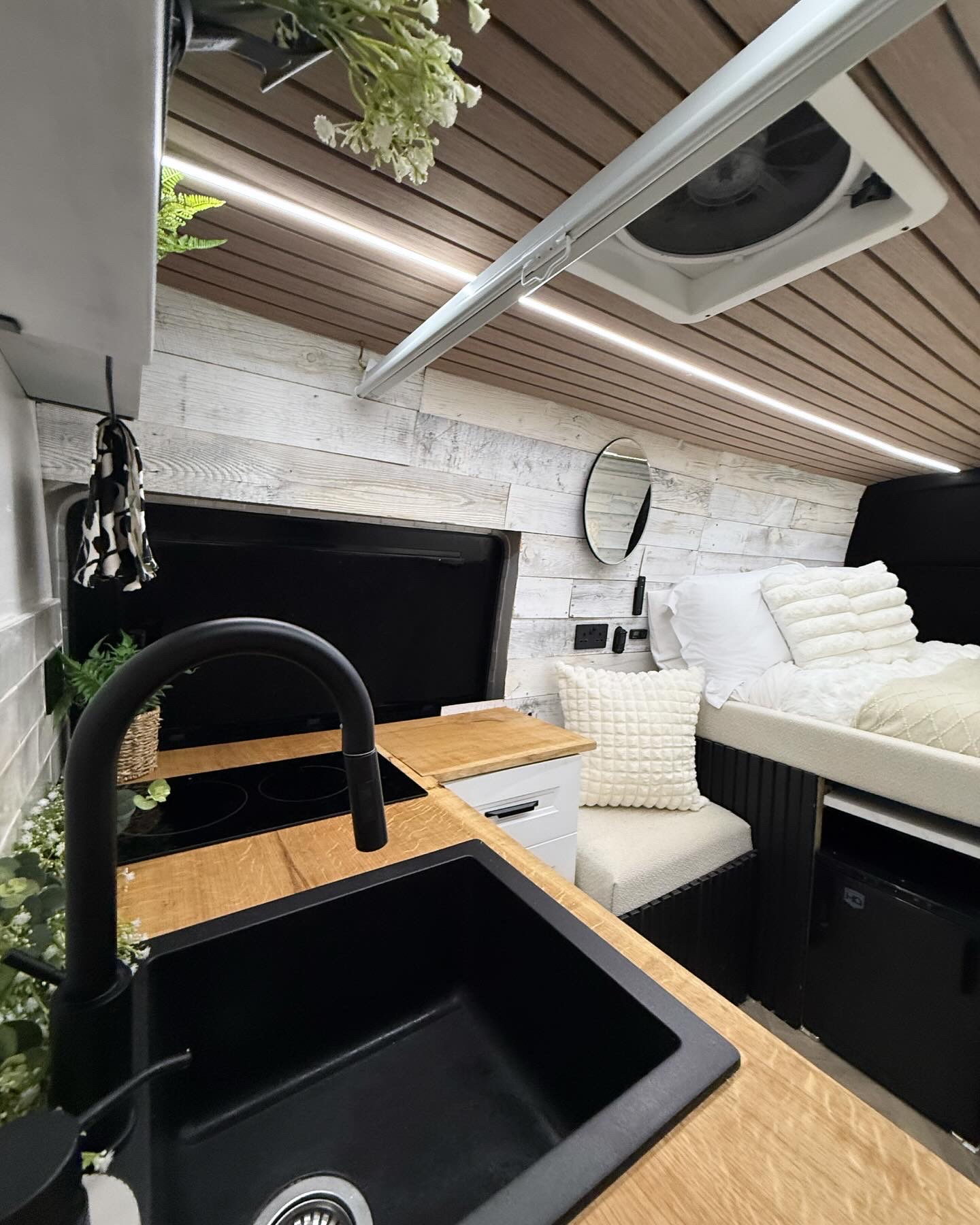 2006 automatic Mercedes Sprinter - Image 6